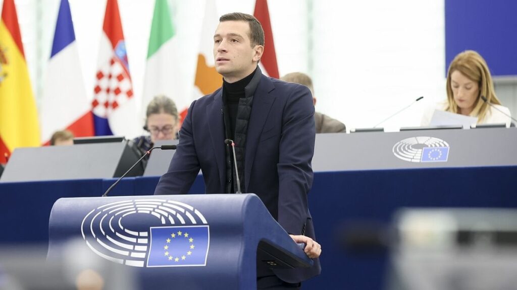 EuroNewsが報じたように、ヴィリス・クリストパンス（LPV）が欧州議会のオルバン率いるプーチン派ブロックに加わる
