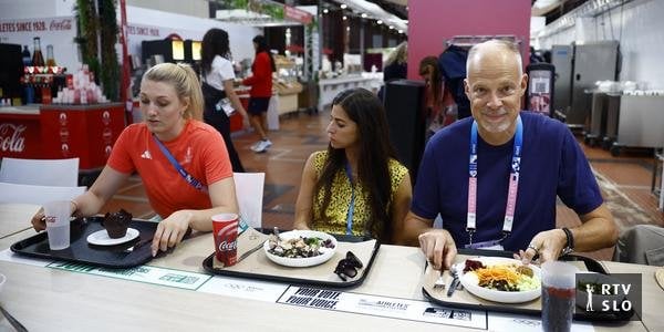 オリンピックの食堂に食べ物が不足しているため、オリンピック選手たちは弁当を持参することを余儀なくされている