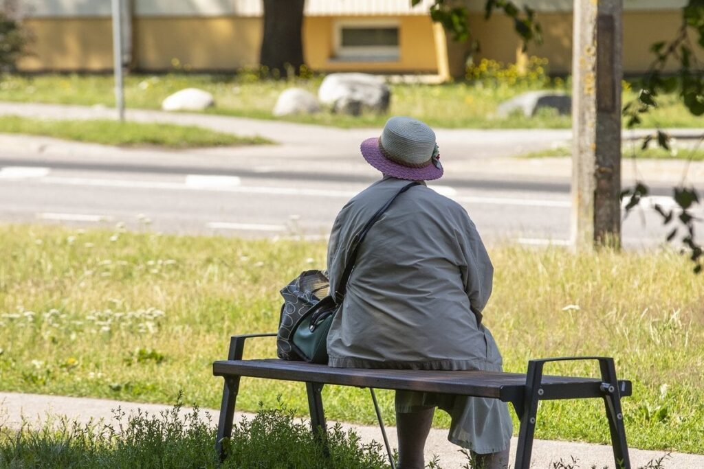 研究：人々は老後の貧困を避けるために公的年金に頼りすぎている
