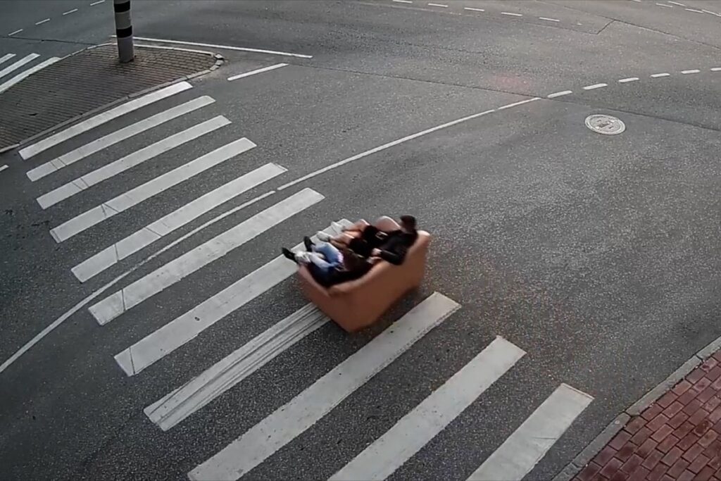 ソファ付き車両でタリン周辺に結集した男性たちはコースから外された