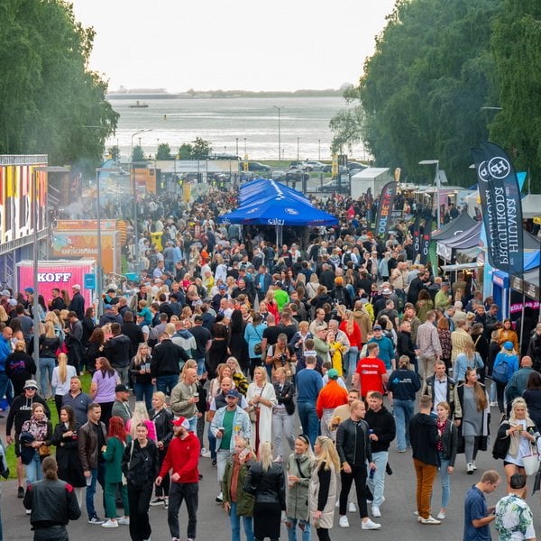 ビールの夏のパーティーにウインナーパイが胸の間に密輸されましたが、お祭りにどんな禁断のものを持ち込んだのですか？