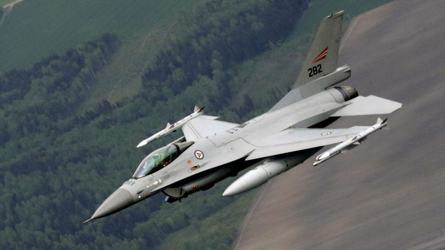 デンマークとオランダのF-16戦闘機が「今夏ウクライナ上空に」スカイニュース