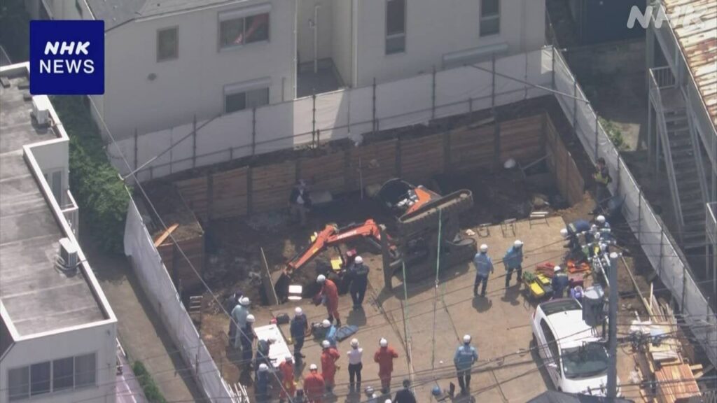 東京 世田谷区 工事現場で重機が横転 2人搬送 うち1人死亡