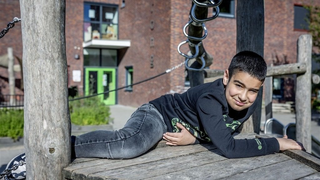 オランダ生まれのミカエル君（11）は、一度も行ったことのない国に「戻らなければならない」