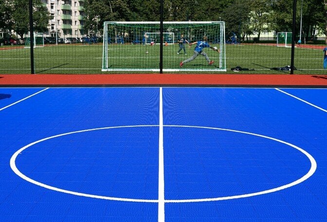夏に学校の競技場がオープンしても、恐ろしい略奪は起こらなかった