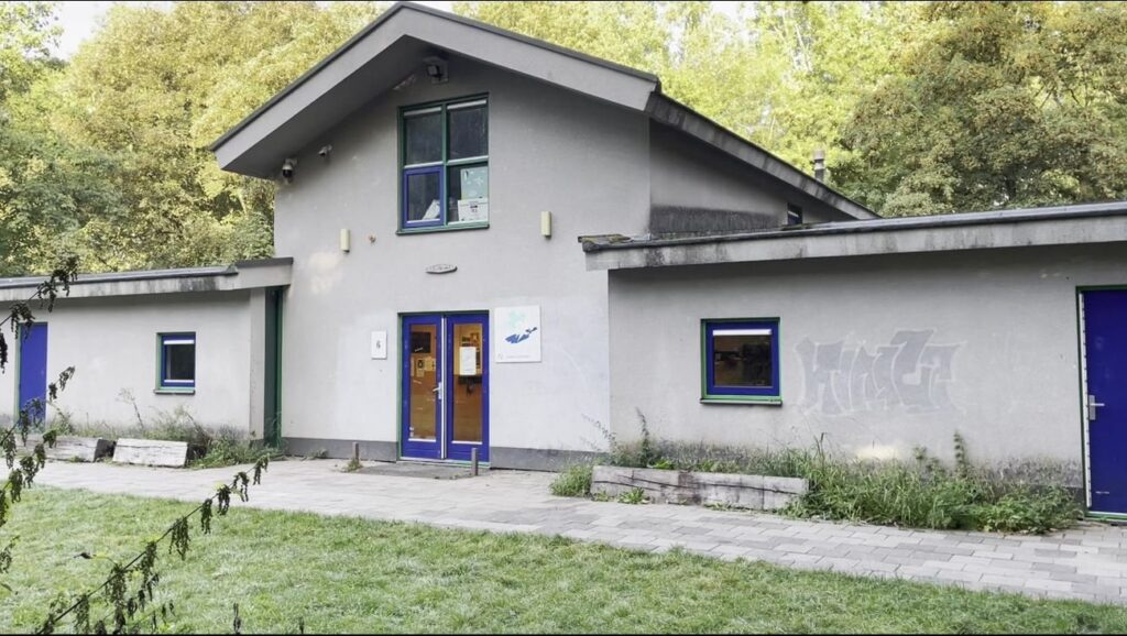 そのため政府からの資金はゼロ（FvD）ルネサンス学校が閉校