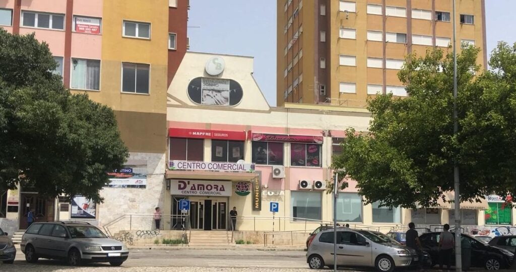 Centro Comercial d'Amora - Diario do Distritoで男が店に2回強盗を試みる