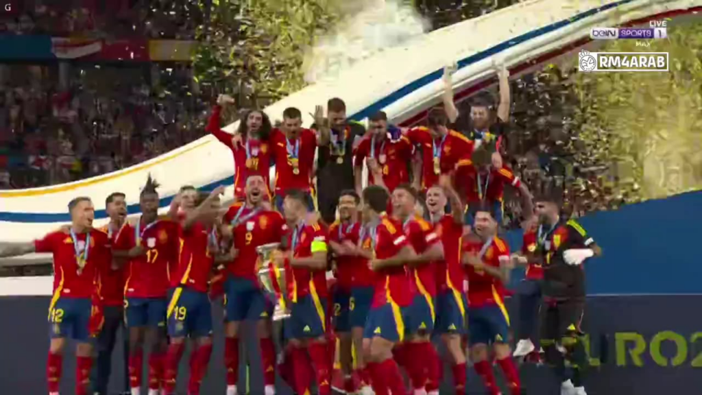 スペインがユーロ2024のトロフィーを獲得