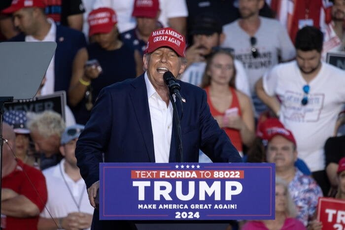 ドナルド・トランプ氏、ペンシルベニア州の集会で銃撃され、耳に負傷、護衛に連行される