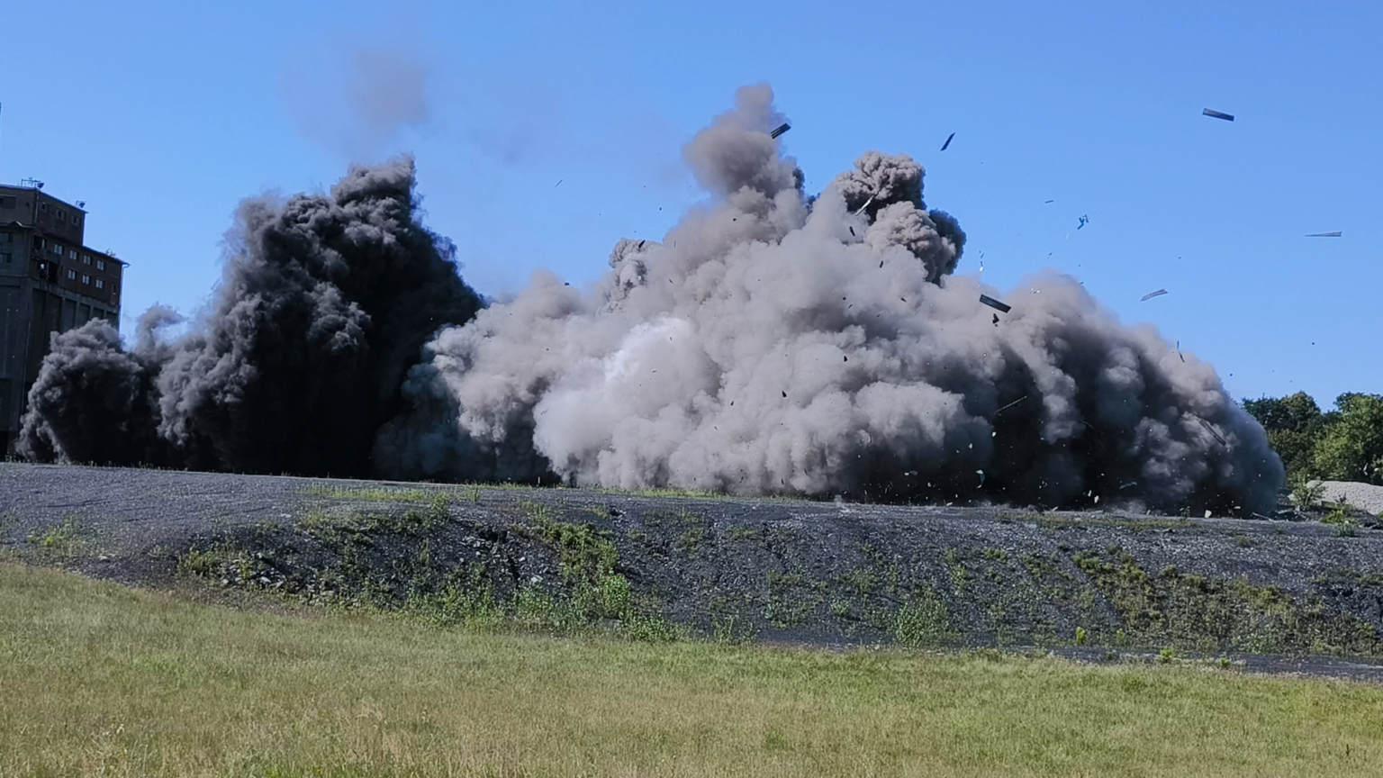塔を爆破する