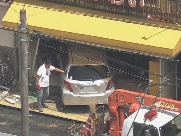 T字路うまく左折できず…80歳男性が運転する車が精肉店に突っ込む 店内にいた客が車と柱の間に挟まれ搬送 岐阜県瑞浪市