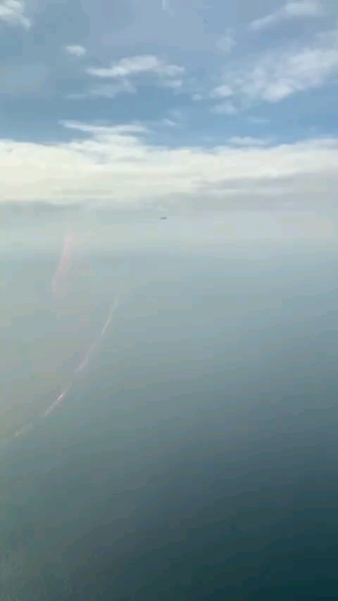 フィンがロシア人のケツを蹴る
