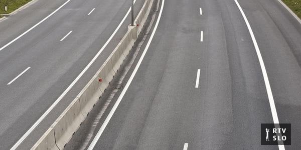 警察は高速道路沿いのノボ・メストにある友人の家に行った子供を家に連れ帰った