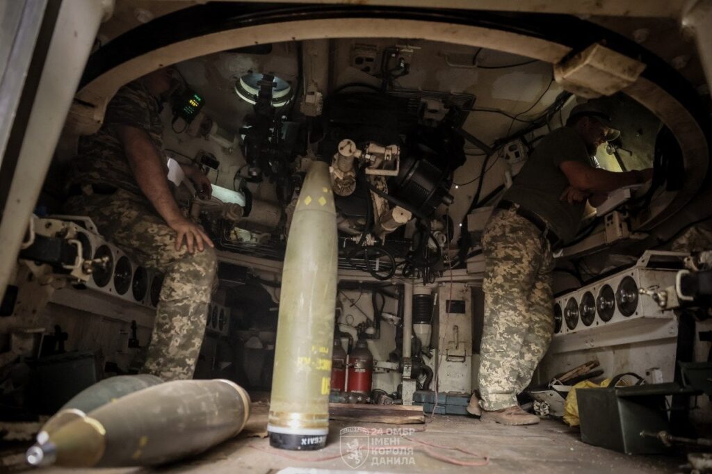 アメリカ製の155mm砲塔搭載型自走榴弾砲M109は、第24機械化旅団に配備されている。