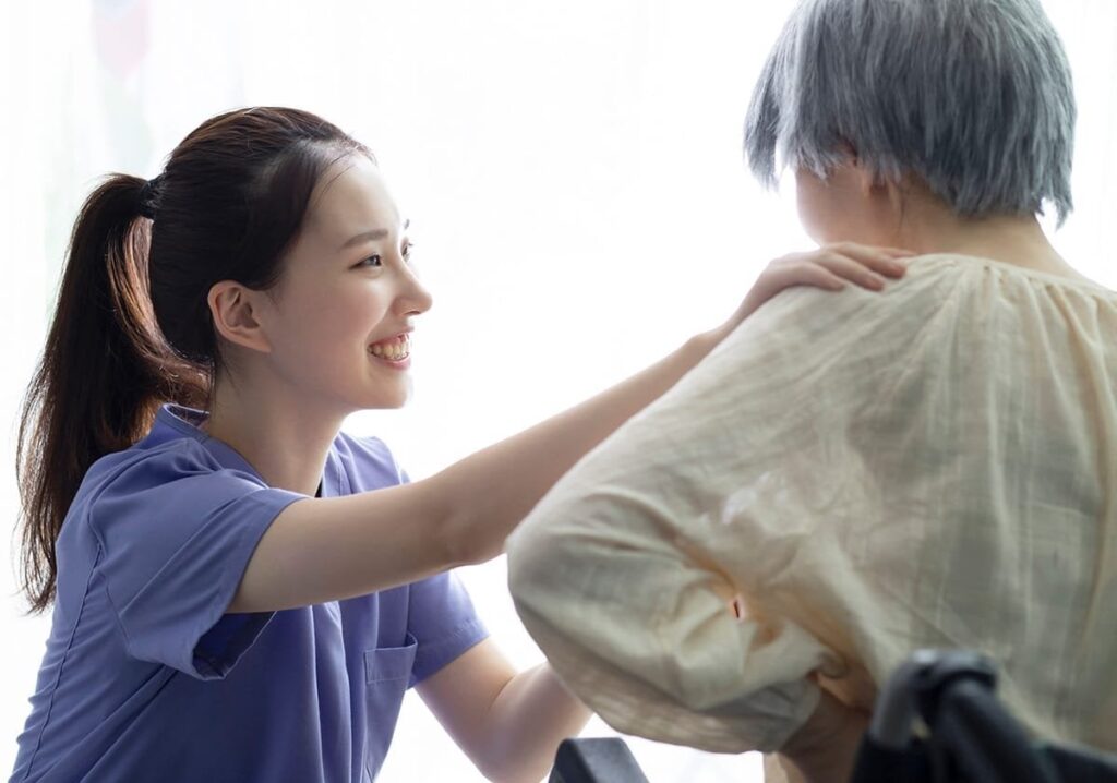 介護業界、20年前も今もずっと人手不足の根深い理由「給与水準は悪くないが」