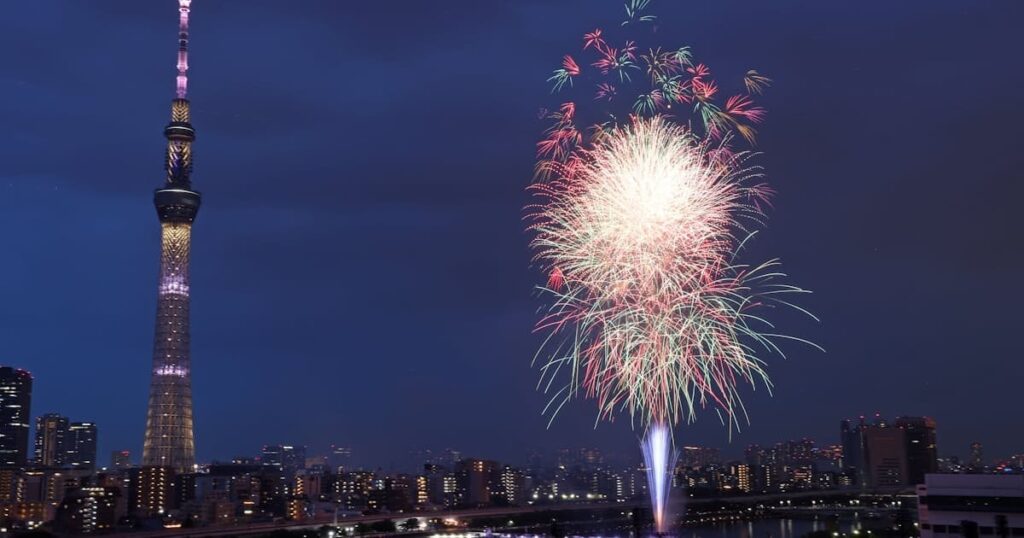 下町の夜空、大輪彩る 隅田川花火大会