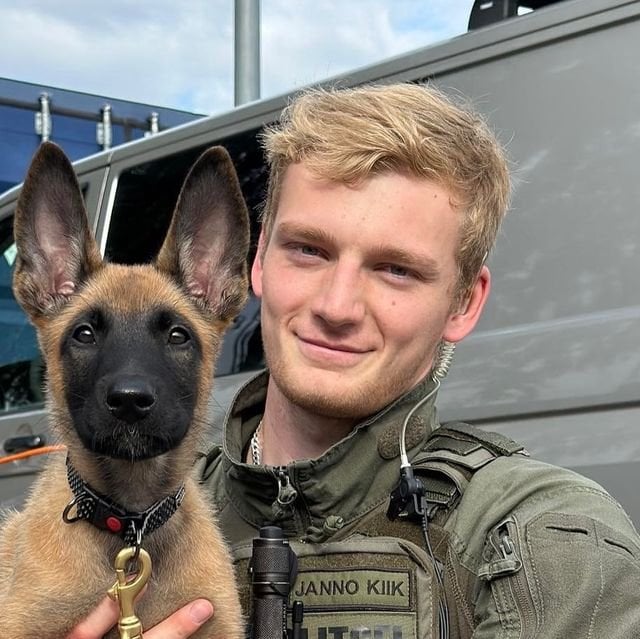 奉仕犬のヒューゴ（ハンサムな国境警備隊員も写真のどこかに写っていると思います）。