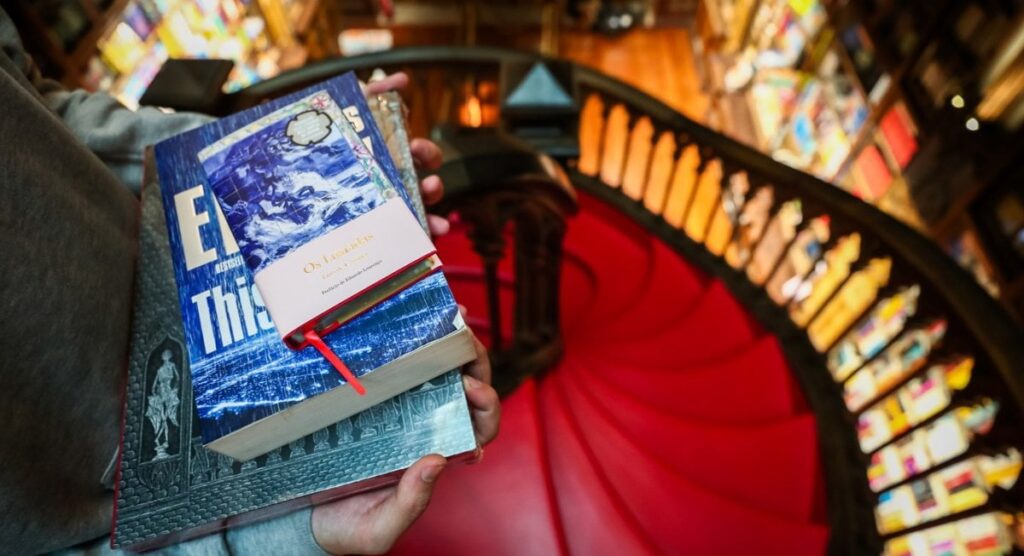 ポルトガルのポルトにある、畏敬の念を抱かせる Livraria Lello 書店。