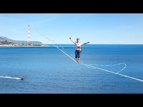 ロープの上を歩きながらメッシーナ海峡を横断する3.6kmを横断しようとするジャーン・ルースの全長挑戦
