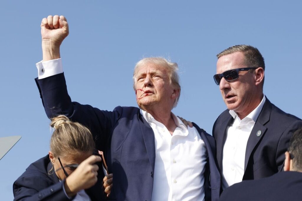 トランプ氏、銃撃受けエスコートされ降壇－写真が捉えた事件の様子 - ブルームバーグ