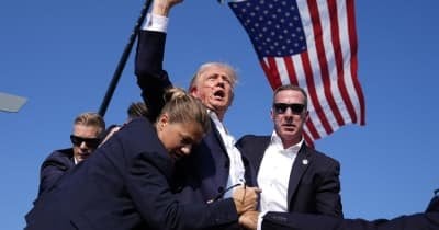 演説中のトランプ氏に向け発砲か 耳を負傷か、壇上で拳突き上げ