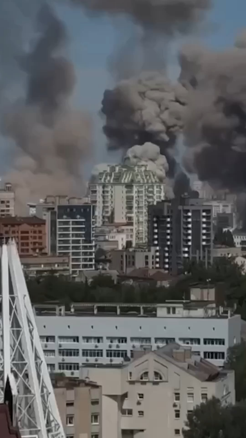 6月8日、ロシアはウクライナをミサイルで攻撃した。意図的な攻撃の結果、少なくとも21人が死亡、68人が負傷した。ロシアのミサイルがキエフの小児病院に着弾。建物は破壊された。救助隊が現場に到着。子供を含む多くの人々が瓦礫の中に閉じ込められている。