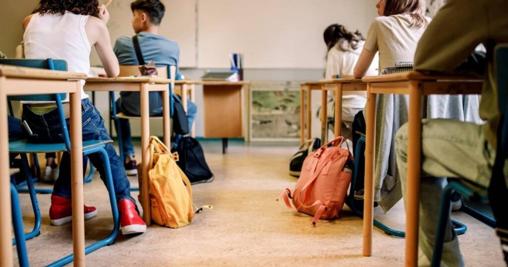 オランダ人にとって、中等教育の 6 年間はほぼずっとチューブを通ったまま生活しなければならない：「2 年以上授業を受けていないのに、それほど難しくはありません」