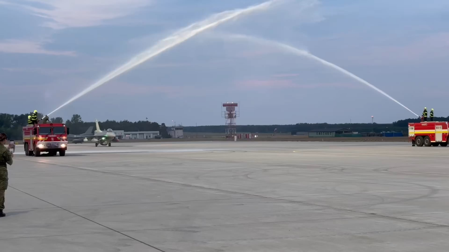 栄光の門の下を通るF-16の象徴的な通路