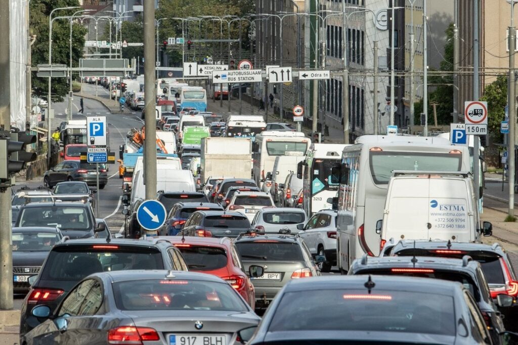 自動車税に対する労働組合の解決策: 都市部ではより高い所得関連税、地方では燃料の償還