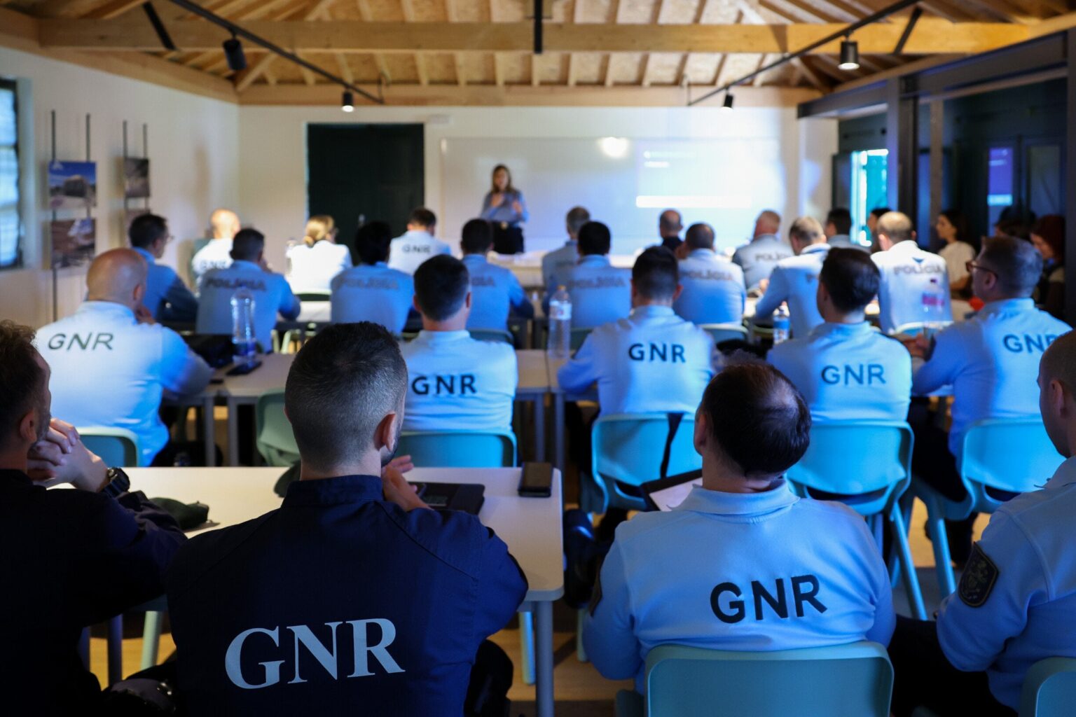 GNRとPSPにおけるいじめ：被害者であると主張する警察官の77％以上が報告しなかった
