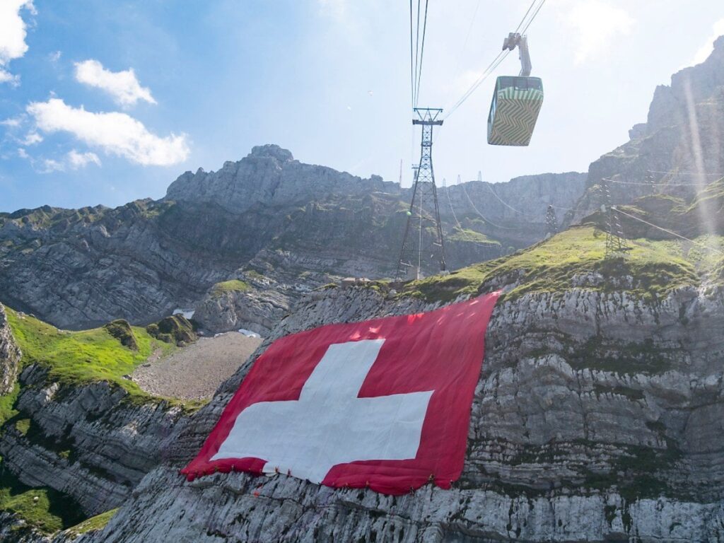 世界最大のスイス国旗が建国記念日に復活 世界最大のスイス国旗が建国記念日に復活