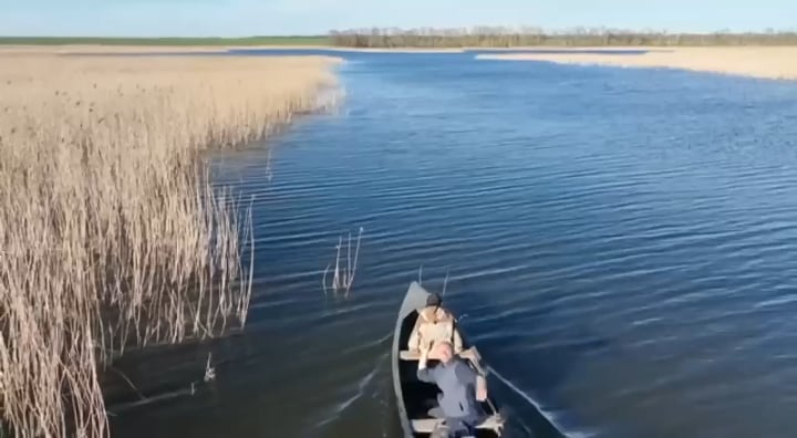 漁師がロシアのドローンを魚で攻撃