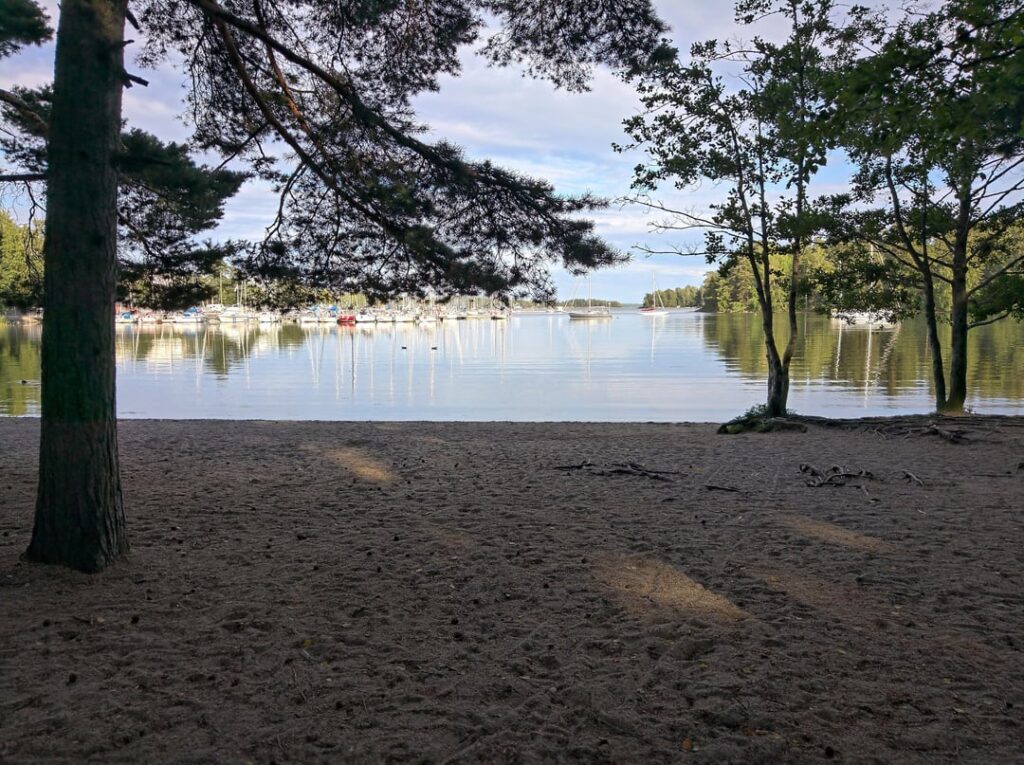 フィンランド、ヘルシンキの海辺の夏の夜 [OC]