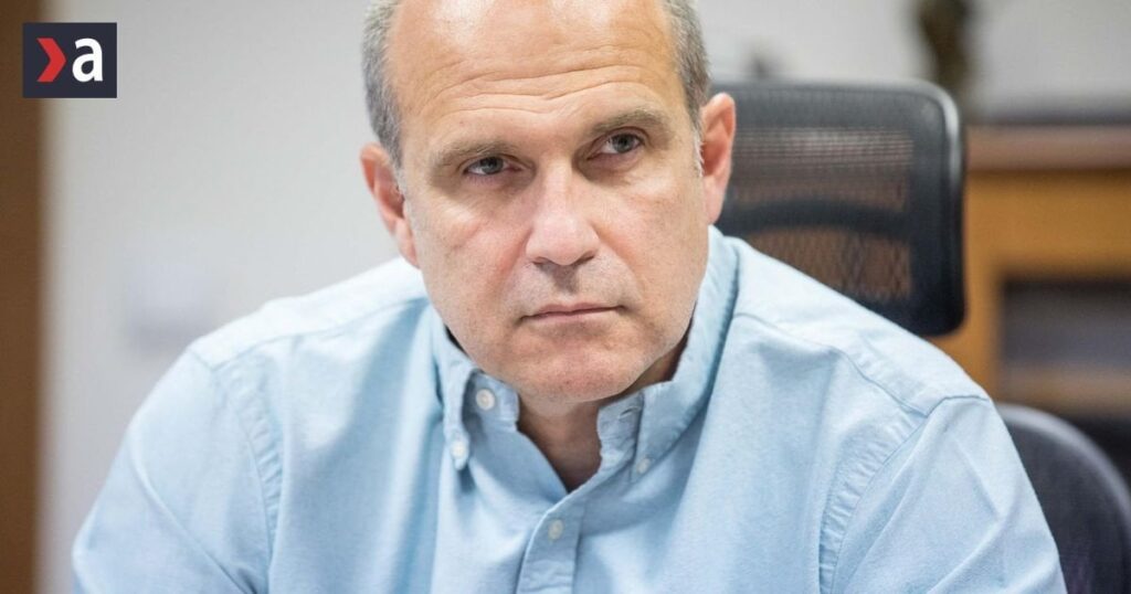 司法長官事務所は、ロボが羊に餌を与えるために新しい物語を考え出す必要があると決定した