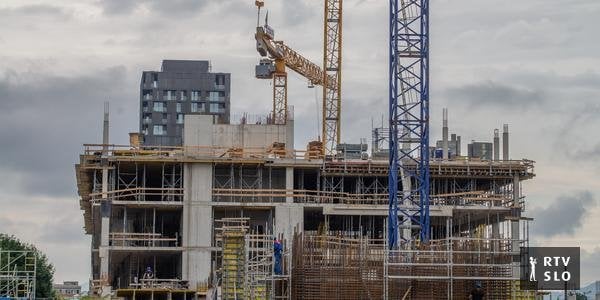 労働省は建設労働者に夏用クーラーの義務化を計画している