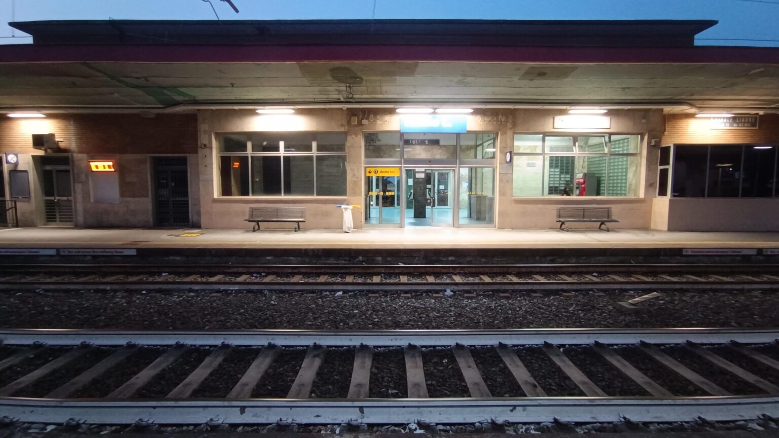 カフェ イタリア *2024 年 7 月 26 日。 朝の駅編
