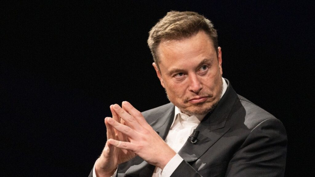 イーロン・マスクはポルトガルのタイヤ空港に着陸した。
