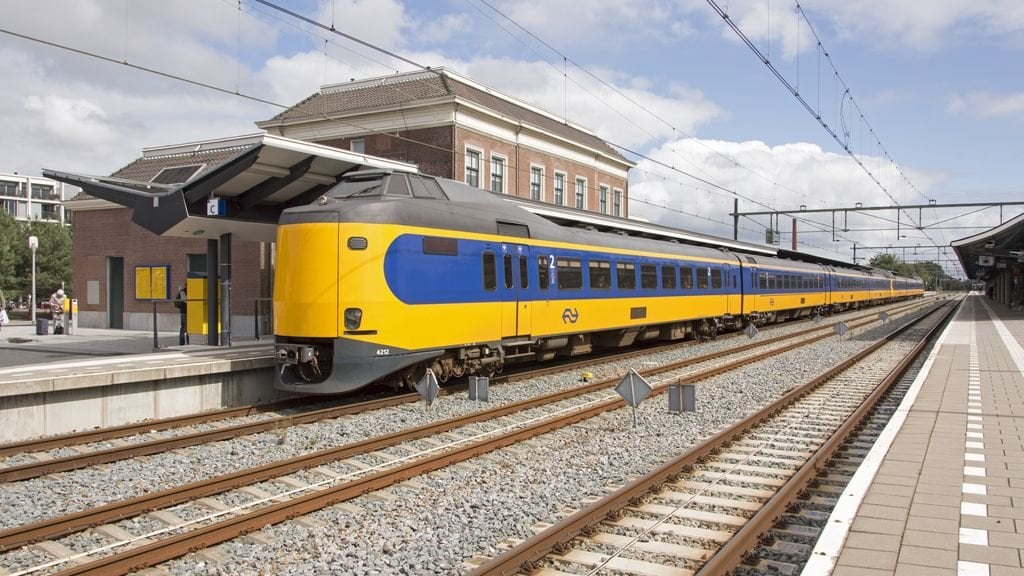 アペルドールン駅で車掌暴行、容疑者逃走