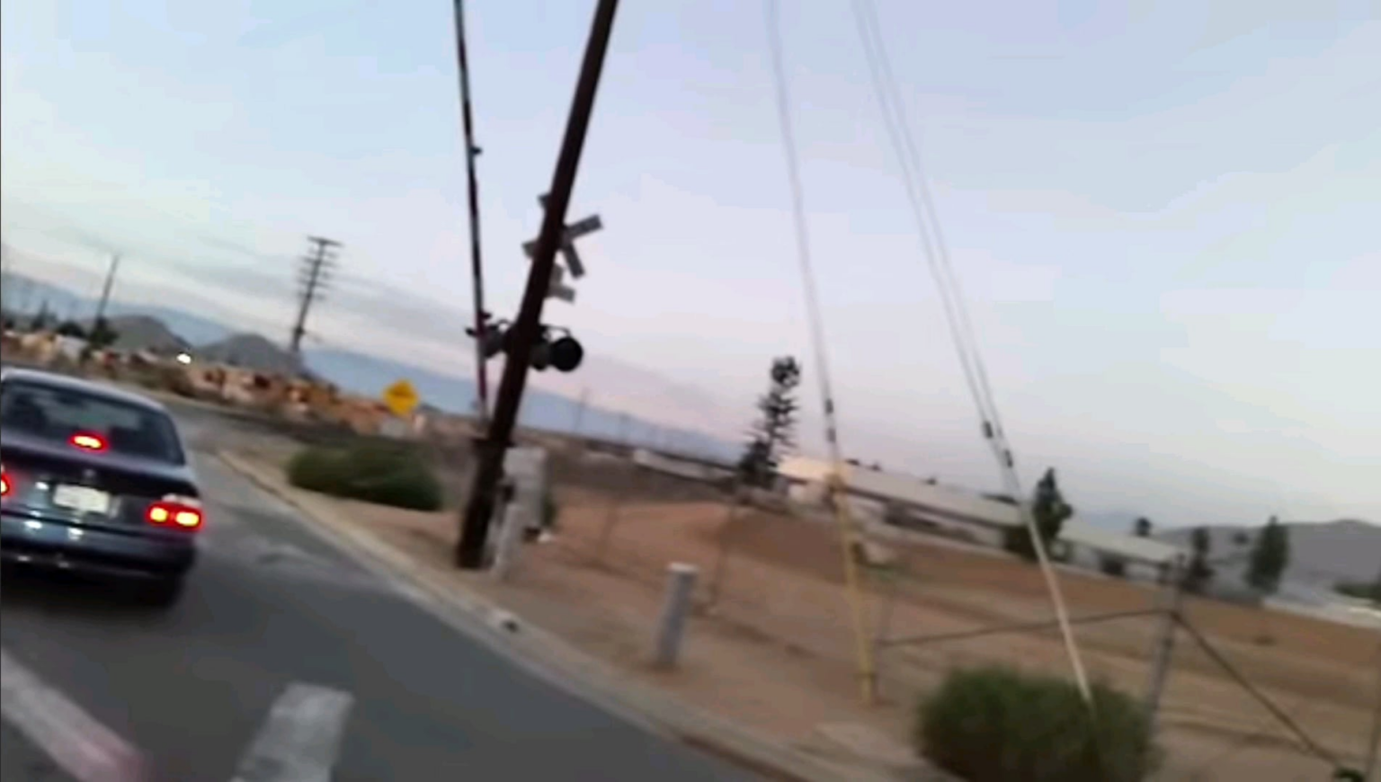 このサブレディットの法律専門家にとって、電車から車にクラクションを鳴らすことは合法ですか?