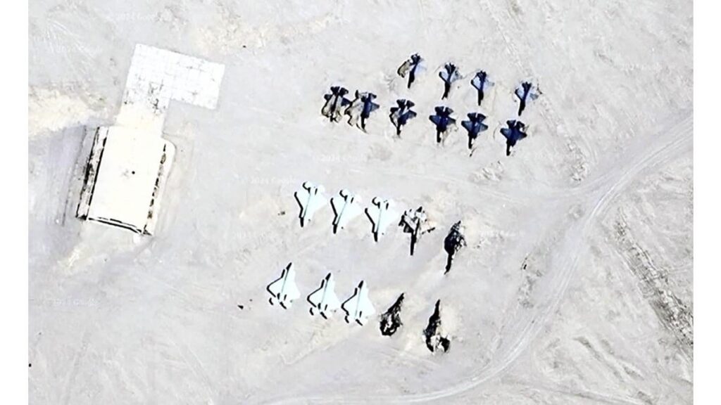 中国空軍、タクラマカン砂漠に米軍Ｆ２２・Ｆ３５に模した標的設置…実戦想定し攻撃訓練か - 読売新聞オンライン