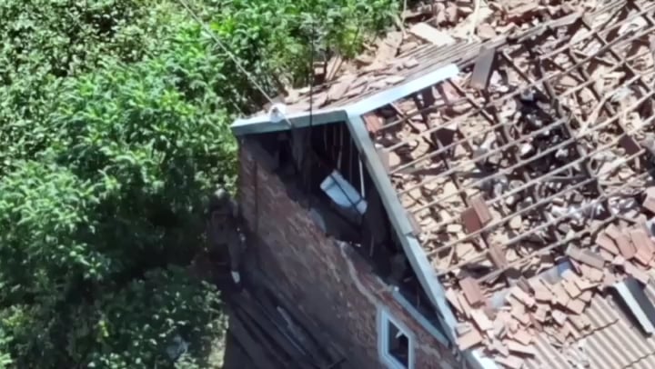 ロシア兵が家に地雷を投げ込んだ。地雷は家と投げた人を吹き飛ばして瓦礫と化した。