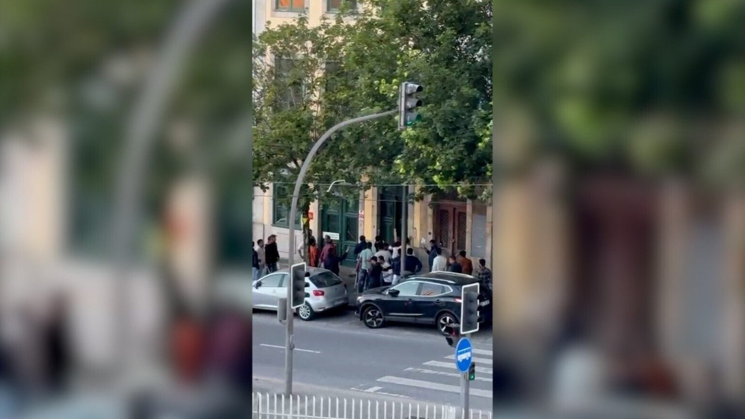 サント・アントニオ病院の隣で数十人が混乱