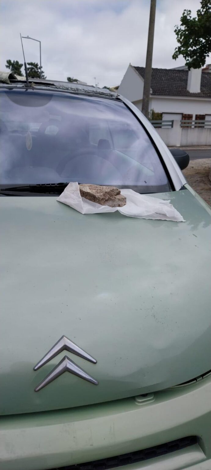 車の中の石