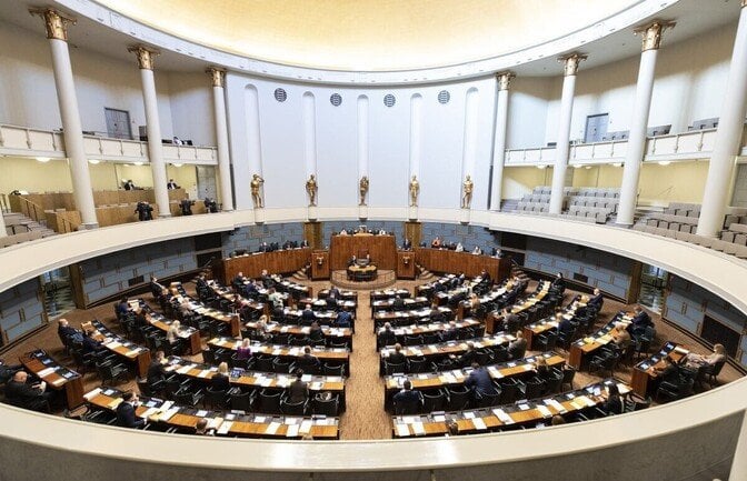 フィンランド、亡命希望者のロシアへの送還を認める法律を承認