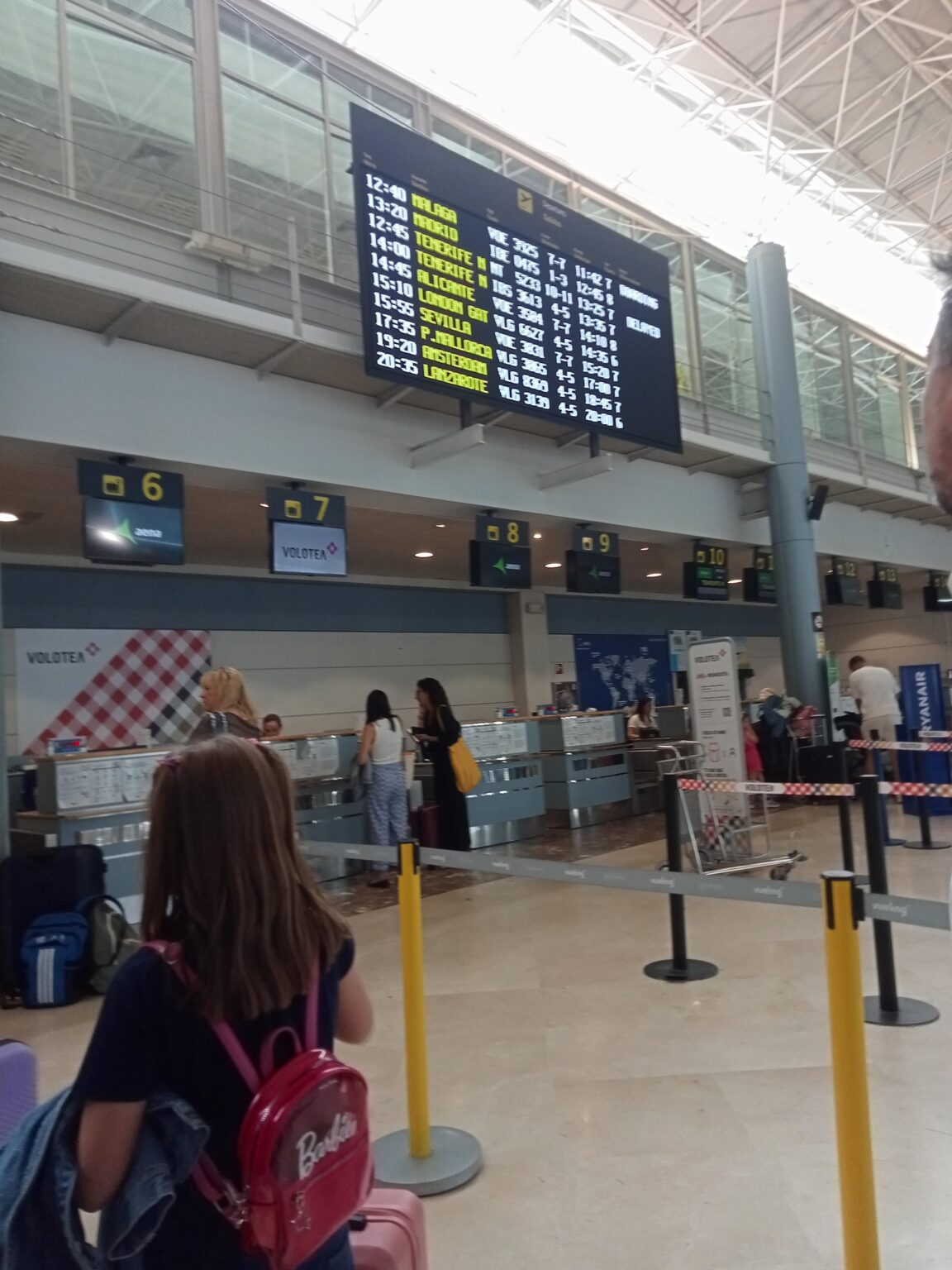私は空港でテネリフェ島北部への旅行を待っています 🤑