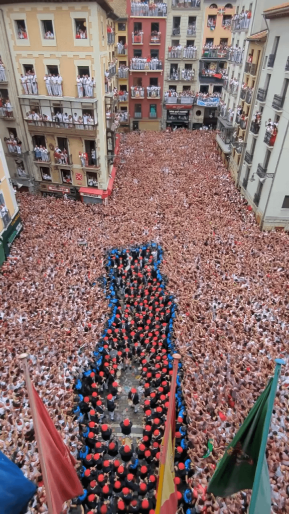 スペイン、パンプローナのサンフェルミン祭の始まり