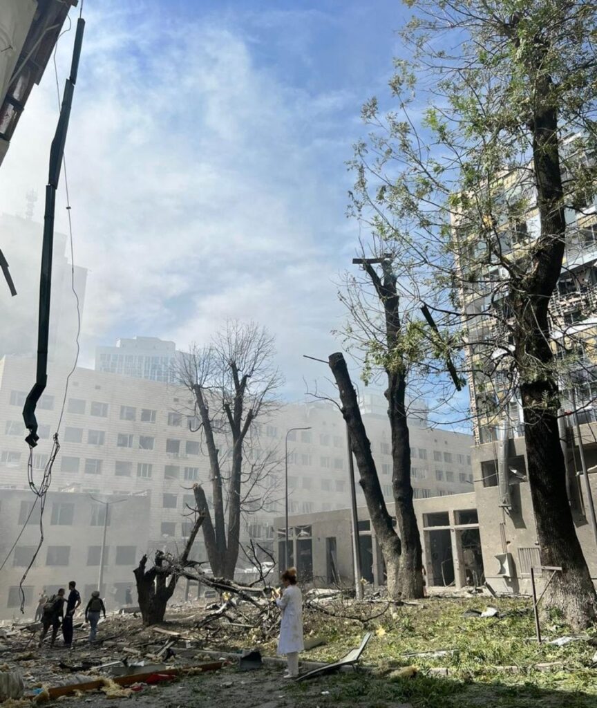 ロシアのミサイルがキエフの小児病院を攻撃。モスクワによるウクライナへの新たな大規模攻撃。ウクライナ大統領によると、ロシアはウクライナに向けて40発以上のミサイルを発射した。死者と負傷者がおり、その数は明らかにされている。