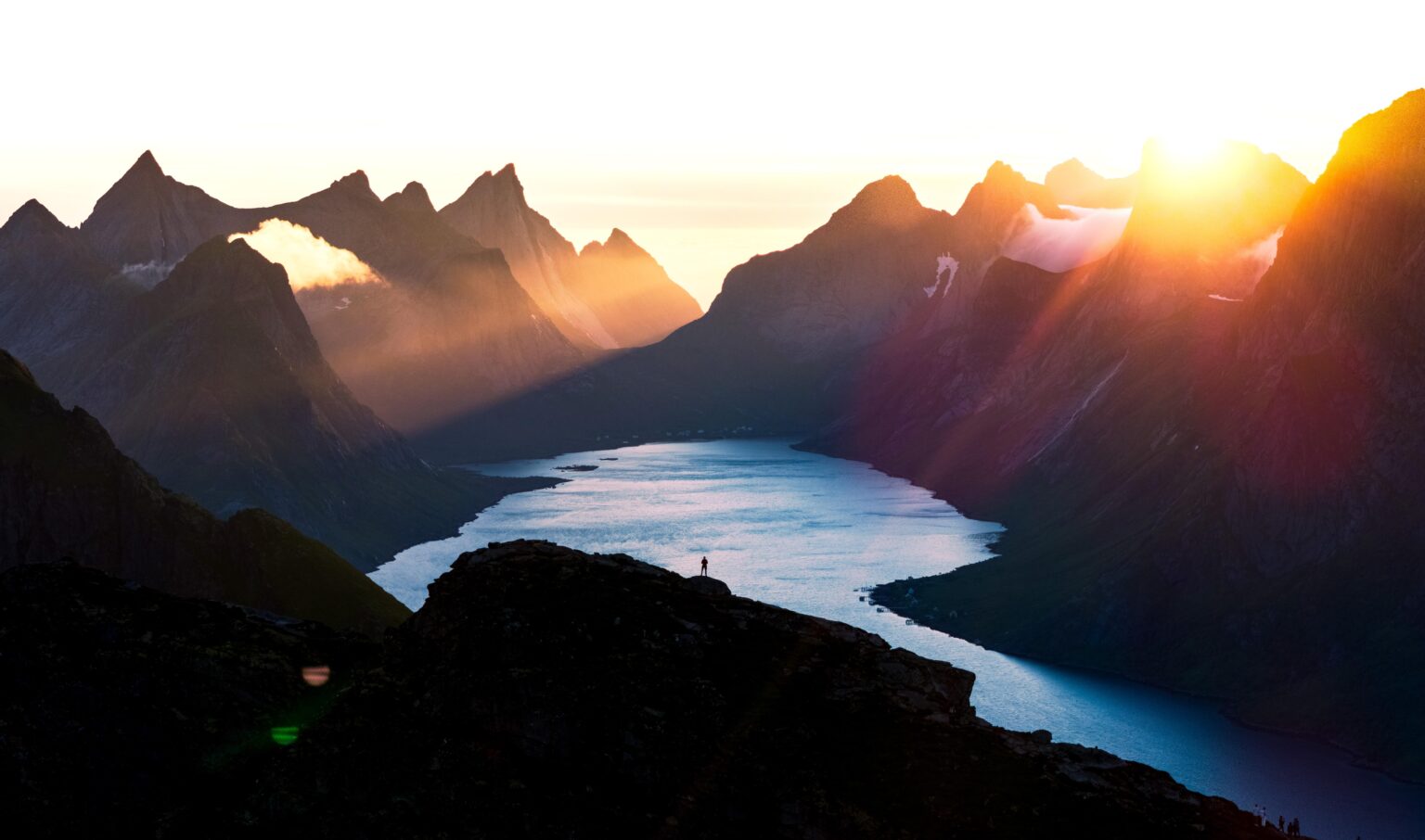 今まで見た中で最高の夕日だったと思うが、太陽は沈まなかった [Reinebringen, June 2024]