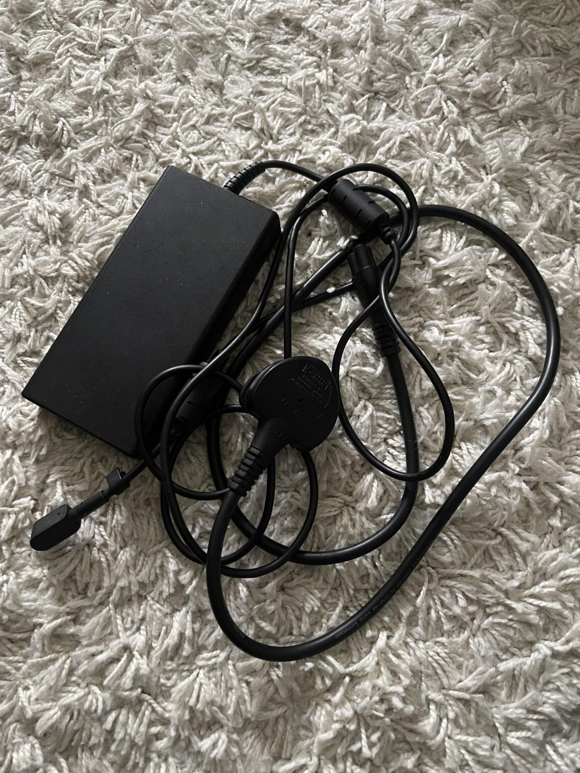 壊れたノートパソコンの充電器を処分するにはどうすればいいですか?