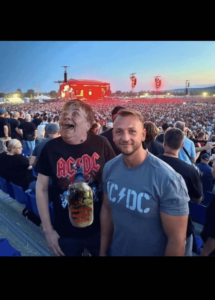 少なくとも Listen-EchtRock としては AC/DC を楽しめましたか?